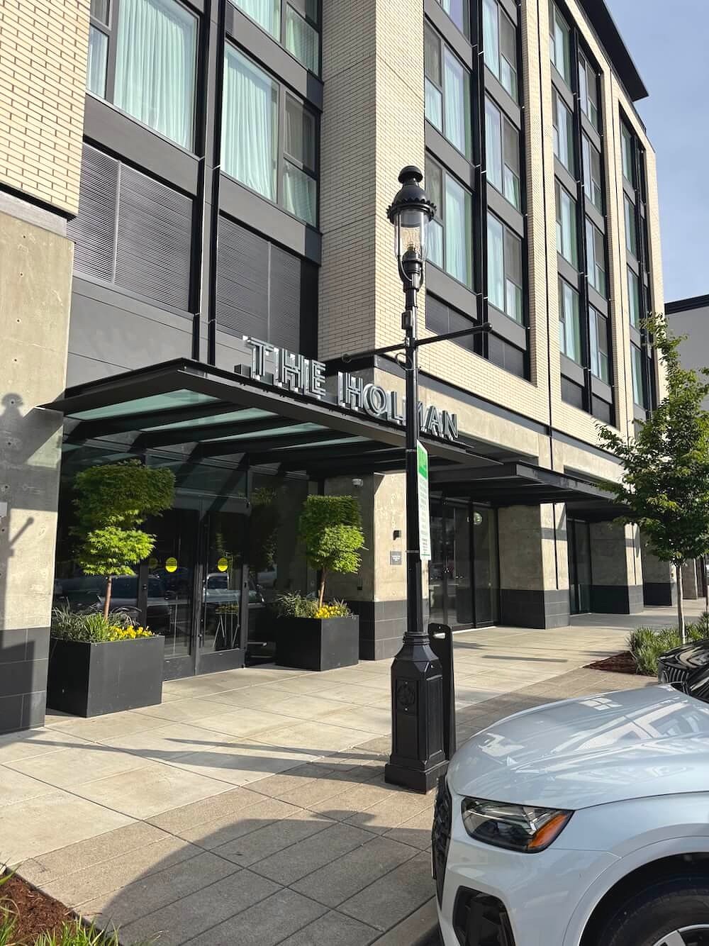 HOLMAN RIVERFRONT PARK HOTEL