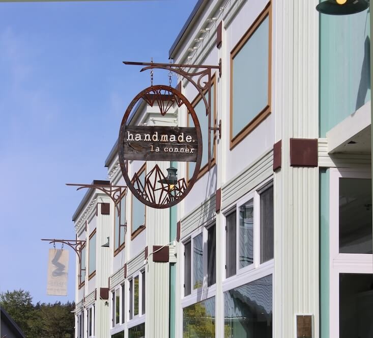 RESTAURANTS & SHOPPING